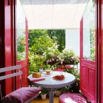 salon-ouvert-sur-petit-balcon-fleuri-rose-parme1