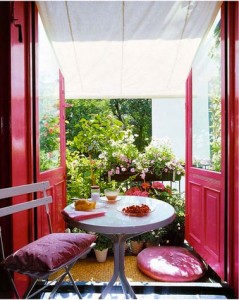 salon-ouvert-sur-petit-balcon-fleuri-rose-parme1