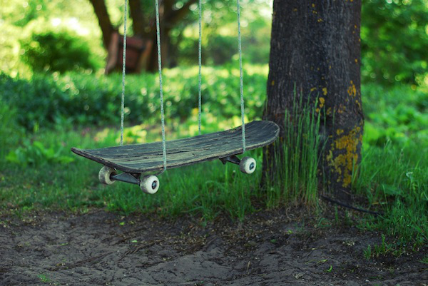Une balançoire avec un skateboard