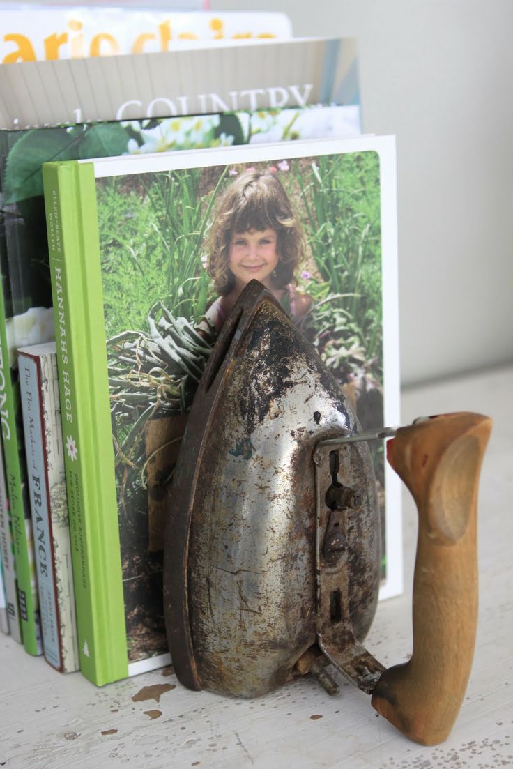 L'idée déco du dimanche : un serre livres avec un vieux fer à ...