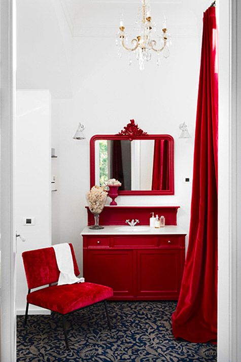 Décoration salle de bain rouge