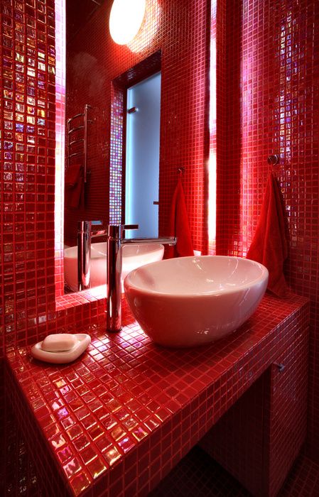 Décoration salle de bain rouge