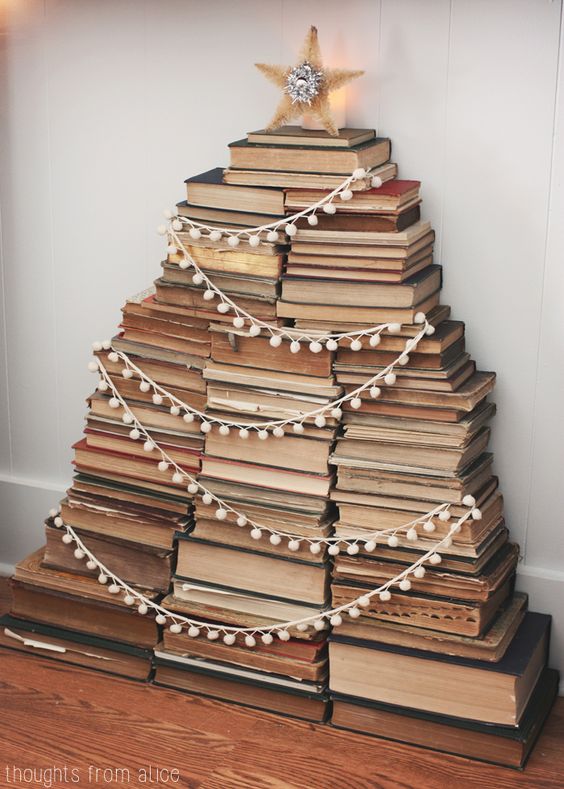 Décoration sapin de Noël avec des livres