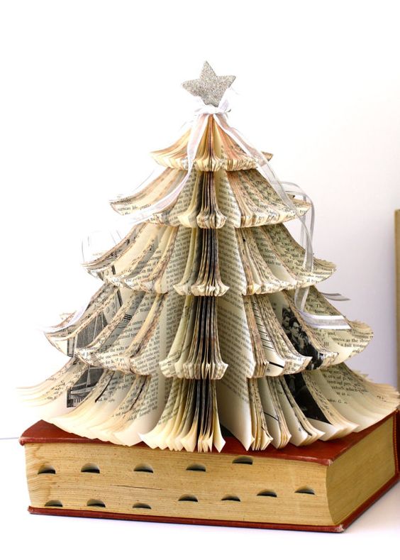 Décoration sapin de Noël avec des livres