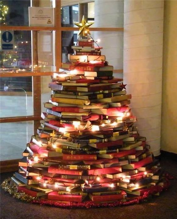 Décoration sapin de Noël avec des livres