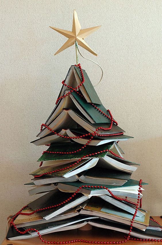 Décoration sapin de Noël avec des livres