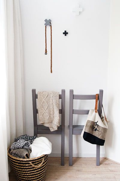 Décoration DIY valet de chambre avec des chaises