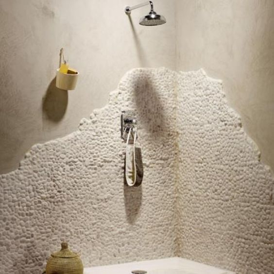 Décoration salle de bain galets